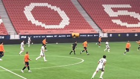 爱游戏体育-意甲球队合照中的发型潮流与球员形象研究